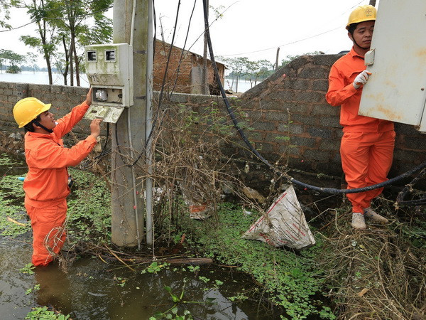 Hà Nội cơ bản cấp điện trở lại cho người dân bị ngập lụt ảnh 1