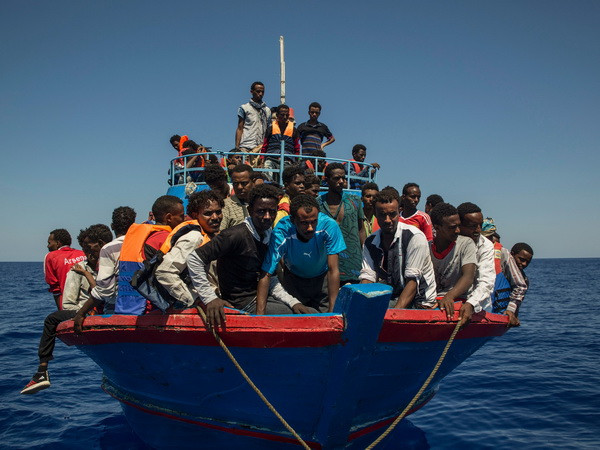 IOM quan ngại việc những kẻ buôn người đẩy người di cư xuống biển ảnh 1