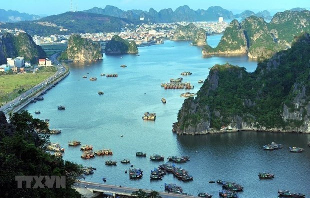 Một góc khu vực Vịnh Hạ Long, tỉnh Quảng Ninh. (Nguồn: TTXVN) Quảng Ninh đảm bảo môi trường du lịch an toàn, chất lượng ảnh 2