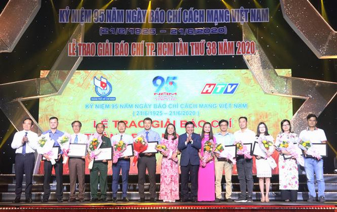 Lãnh đạo thành phố trao thưởng các tác giả, nhóm tác giả đoạt Giải báo chí Thành phố Hồ Chí Minh lần thứ 38. (Ảnh: Thu Hương/TTXVN) 66 tác phẩm được vinh danh tại Lễ trao giải báo chí TP.HCM lần thứ 38 ảnh 1