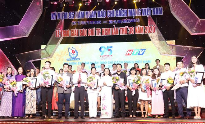 Lãnh đạo Thành phố trao thưởng các tác giả, nhóm tác giả đoạt Giải báo chí Thành phố Hồ Chí Minh lần thứ 38 ở các nhóm thể loại chính luận, bình luận, xã luận, chuyên luận và phim tài liệu, điều tra, phóng sự, ký báo chí. (Ảnh: Thu Hương/TTXVN) 66 tác phẩm được vinh danh tại Lễ trao giải báo chí TP.HCM lần thứ 38 ảnh 2