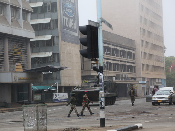 Quân đội Zimbabwe giam giữ tổng thống, phu nhân và kiểm soát thủ đô ảnh 1