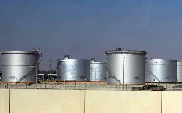 Bể chứa dầu tại một cơ sở khai thác dầu ở Dammam, Saudi Arabia. (Nguồn: AFP/TTXVN) Thị trường dầu thế giới trải qua tuần ảm đạm thứ ba liên tiếp ảnh 1