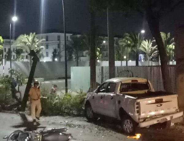 Ôtô bán tải gây tai nạn liên hoàn, 2 người chết, 1 người thương nặng ảnh 1