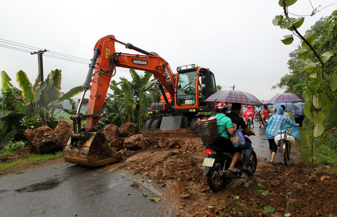 Hoàn lưu bão số 3 và mưa lũ gây nhiều thiệt hại tại các địa phương ảnh 2