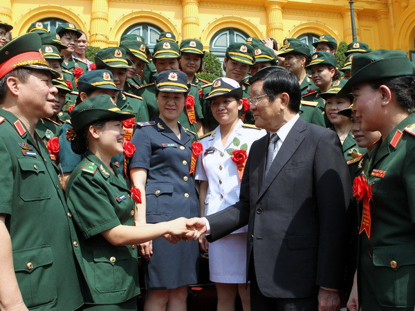 Chủ tịch nước gặp mặt các gương điển hình phụ nữ quân đội ảnh 1