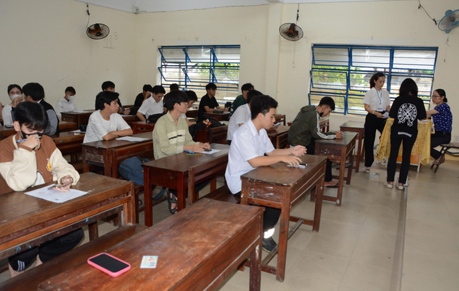 Thí sinh làm thủ tục dự thi tại điểm thi trường THPT Tôn Thất Tùng (quận Sơn Trà, thành phố Đà Nẵng). (Ảnh: Văn Dũng/TTXVN) ttxvn_2606_da nang thpt.jpg