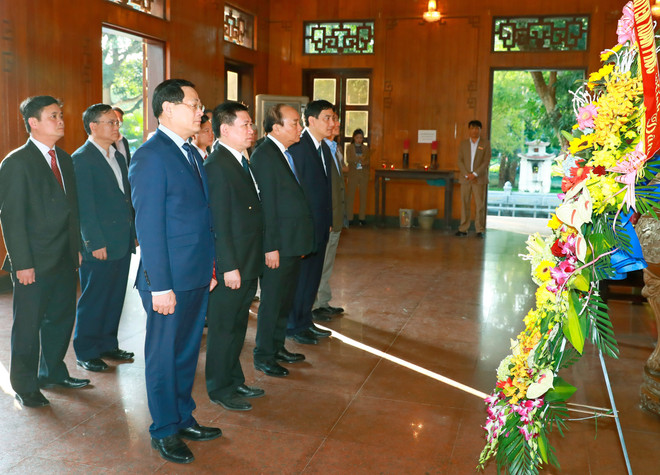 Thủ tướng Nguyễn Xuân Phúc đến dâng hương tưởng niệm Chủ tịch Hồ Chí Minh tại Khu Di tích Quốc gia đặc biệt Kim Liên. (Ảnh: Thống Nhất/TTXVN) Thủ tướng đến dâng hương tưởng niệm Chủ tịch Hồ Chí Minh ảnh 1