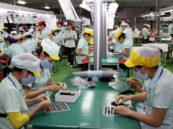 Công nhân làm việc tại dây chuyền sản xuất linh kiện điện tử của Nhà máy sản xuất linh kiện điện tử Foster ở Khu công nghiệp Tịnh Phong, tỉnh Quảng Ngãi. (Ảnh: Thanh Long/TTXVN) Quảng Ngãi phấn đấu hút 300 tỷ đồng vốn vào các KCN ảnh 1