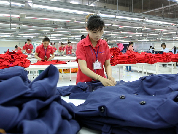 May xuất khẩu tại Công ty Hansae trong Khu công nghiệp Tây Bắc, Thành phố Hồ Chí Minh. (Ảnh: Thanh Vũ/TTXVN) Phấn đấu tăng trưởng hơn 10% về thương mại, dịch vụ ảnh 1