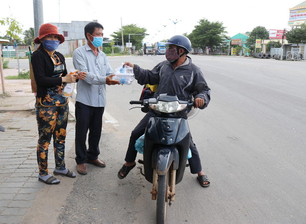 Ninh Thuận linh hoạt hỗ trợ người dân về quê từ vùng dịch COVID-19 ảnh 1