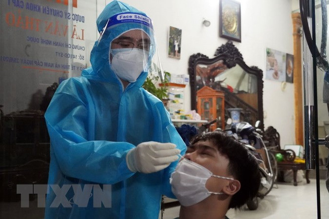 Vẫn có cơ sở y tế chưa làm đúng chỉ định, thu phí xét nghệm COVID-19 ảnh 1