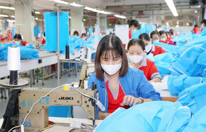 Một công ty may mặc. (Ảnh: Phương Hoa/TTXVN) Đề xuất chính sách hỗ trợ cho doanh nghiệp thích ứng an toàn với dịch ảnh 2