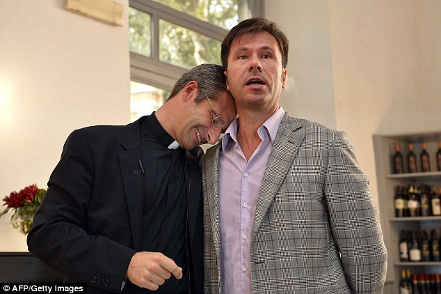 Vatican chấn động vì một Đức Cha cấp cao thú nhận đồng tính ảnh 1