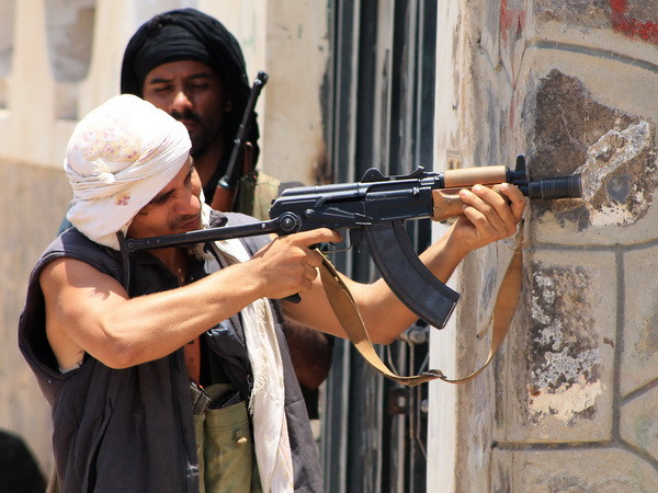 Binh sỹ Yemen làm nhiệm vụ trong cuộc giao tranh với phiến quân Huthi ở thành phố Aden ngày 24/4. (Ảnh: AFP/TTXVN) Giao tranh dữ dội ở miền Nam Yemen, gần 100 người thiệt mạng ảnh 1