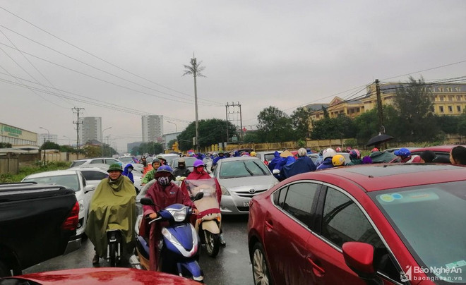 Mưa lớn trong hai ngày gây ách tắc giao thông tại thành phố Vinh ảnh 1