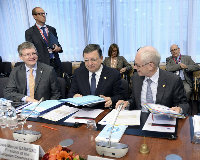 Chủ tịch Ủy ban châu Âu Jose Manuel Barroso, Chủ tịch Hội đồng châu Âu Herman Van Rompuy ở Brussels ngày 23/10. (Ảnh: AFP/TTXVN) EU đạt thỏa thuận quan trọng về chống biến đổi khí hậu ảnh 1