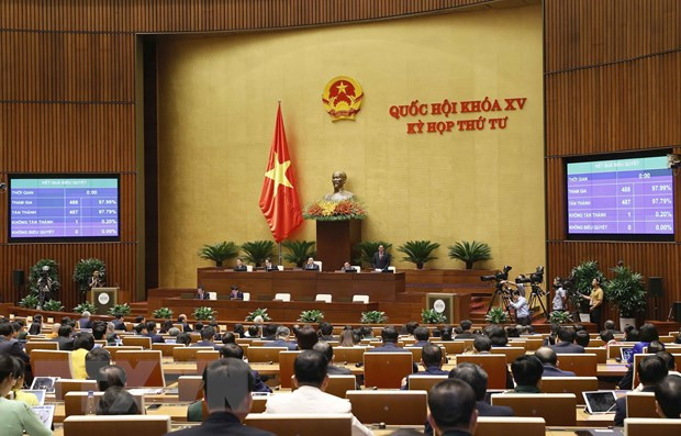 Quốc hội biểu quyết thông qua Nghị quyết đẩy mạnh việc thực hiện chính sách, pháp luật về thực hành tiết kiệm, chống lãng phí. (Ảnh: Doãn Tấn/TTXVN) Đẩy mạnh thực hiện chính sách, pháp luật về tiết kiệm, chống lãng phí ảnh 1
