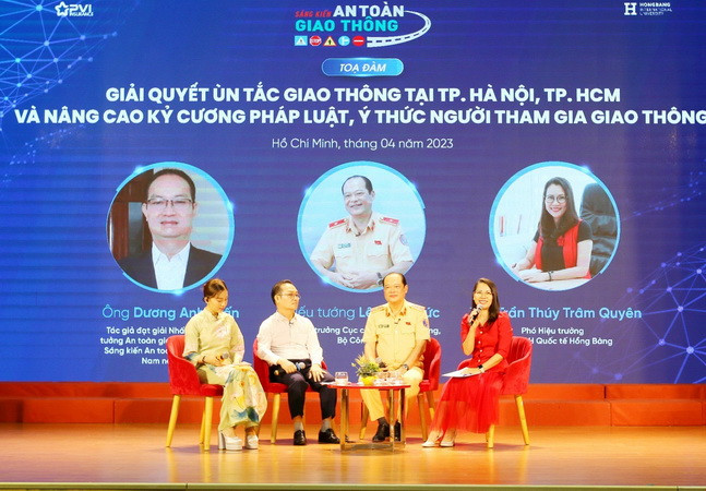 Thạc sỹ Trần Thúy Trâm Quyên, Phó Hiệu trưởng Trường Đại học Quốc tế Hồng Bàng giao lưu tại tọa đàm trong chương trình. (Ảnh: Thanh Vũ/TTXVN) Sáng kiến an toàn giao thông mang lại ý nghĩa lớn cho cộng đồng ảnh 2