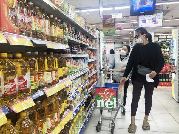 Khách hàng lựa chọn sản phẩm tại siêu thị Co.opmart Nguyễn Đình Chiểu, quận 3, Thành phố Hồ Chí Minh. (Ảnh: Mỹ Phương/TTXVN) Giá hàng hóa, dịch vụ tại TP Hồ Chí Minh có xu hướng tăng trở lại ảnh 2