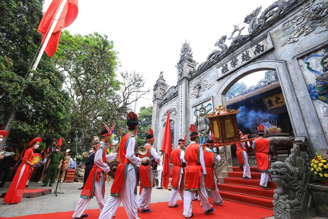 Rước kiệu vào Đền Thượng Khu di tích lịch sử Quốc gia đặc biệt Đền Hùng. (Ảnh: Tuấn Anh/TTXVN) Phú Thọ: Đảm bảo giao thông phục vụ Giỗ tổ Hùng Vương năm 2023 ảnh 2