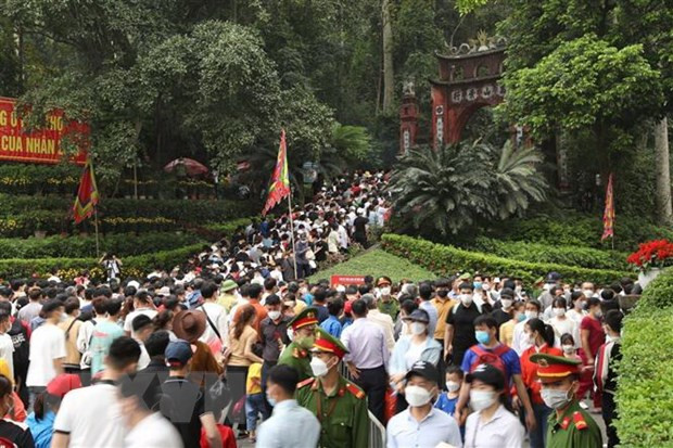 Dòng người về Khu di tích lịch sử Đền Hùng. (Ảnh: Minh Quyết/TTXVN) Phú Thọ: Đảm bảo giao thông phục vụ Giỗ tổ Hùng Vương năm 2023 ảnh 1