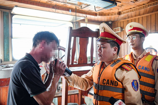 Cảnh sát giao thông đo nồng độ cồn lái tàu N.H.L. (Nguồn: báo Công an Nhân dân) Xử phạt thuyền trưởng vi phạm nồng độ cồn trên sông Lô ảnh 1