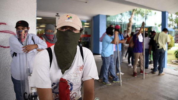 Mexico: Phong tỏa sân bay quốc tế để phản đối vụ 43 người mất tích ảnh 1