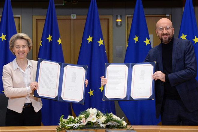 Chủ tịch Ủy ban châu Âu Ursula von der Leyen (trái) và Chủ tịch Hội đồng châu Âu Charles Michel (phải) sau khi ký Hiệp định Thương mại và Hợp tác lịch sử hậu Brexit ở Brussels, Bỉ. (Ảnh: AFP/TTXVN) Anh kêu gọi 'cài đặt lại' quan hệ với EU và cải tiến thỏa thuận Brexit ảnh 1