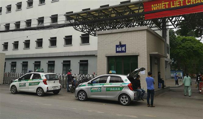 Rà soát các tụ điểm taxi dừng đỗ, đón trả khách sai quy định ảnh 1