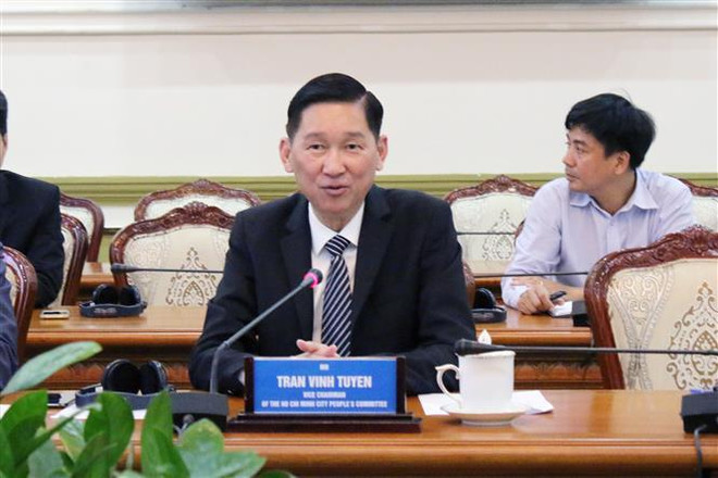 Phó Chủ tịch UBND Thành phố Hồ Chí Minh Trần Vĩnh Tuyến trao đổi tại buổi gặp gỡ. (Ảnh: Tiến Lực/TTXVN) TP.HCM mong muốn chia sẻ kinh nghiệm từ các doanh nghiệp châu Âu ảnh 2