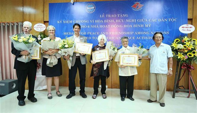 Trao Kỷ niệm chương hữu nghị cho 6 nhà hoạt động vì hòa bình Mỹ ảnh 1