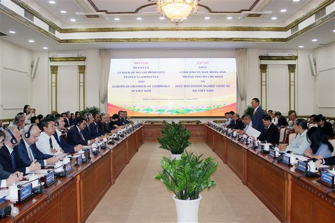Quang cảnh buổi gặp gỡ giữa lãnh đạo Thành phố Hồ Chí Minh và EuroCham. (Ảnh: Tiến Lực/TTXVN) TP.HCM mong muốn chia sẻ kinh nghiệm từ các doanh nghiệp châu Âu ảnh 1