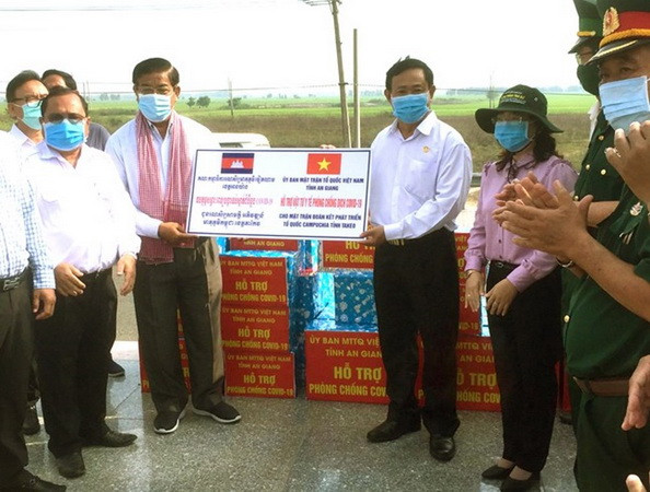 An Giang hỗ trợ người Khmer gốc Việt ở Campuchia phòng, chống dịch ảnh 1