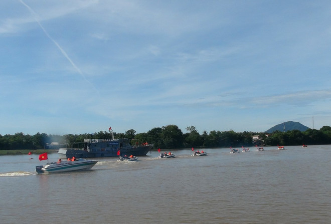 Hơn 1.500 người diễn tập phòng chống thiên tai trên sông Hương ảnh 1