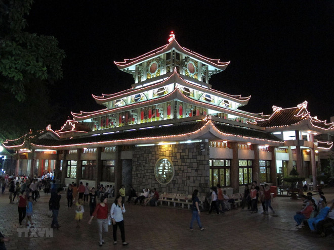 Một góc Miếu Bà Chúa xứ Núi Sam ở thị xã Châu Đốc, tỉnh An Giang. (Ảnh: Phương Vy/TTXVN) Phát huy giá trị các lễ hội ở Đồng bằng sông Cửu Long ảnh 2