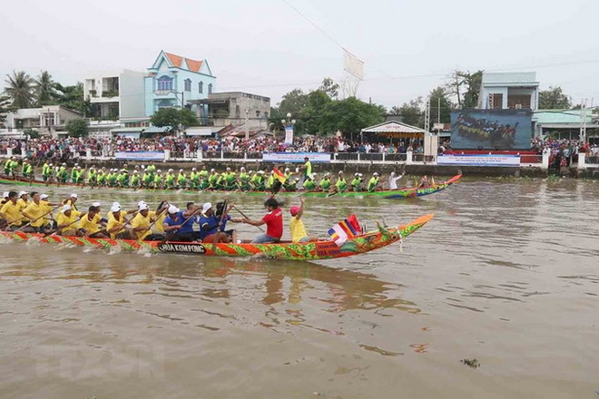 Giải đua ghe Ngo tỉnh Trà Vinh mừng lễ hội Ok Om Bok. (Ảnh: Huỳnh Phúc Sơn/TTXVN) Phát huy giá trị các lễ hội ở Đồng bằng sông Cửu Long ảnh 4