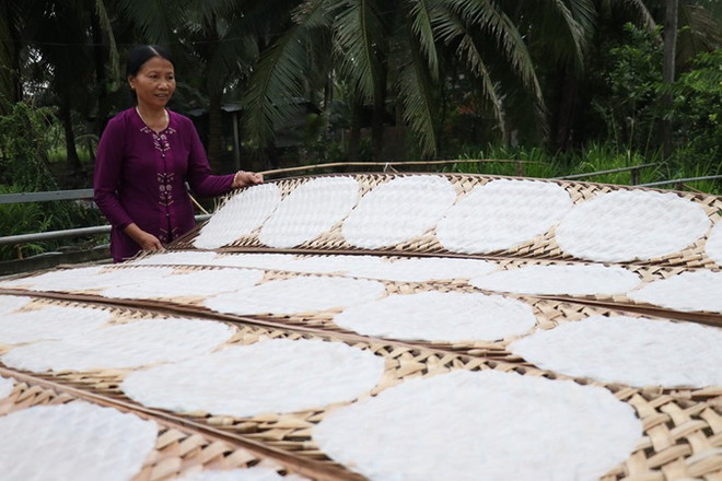 Sản xuất bánh tráng tại làng nghề bánh tráng Mỹ Lồng. (Ảnh: Huỳnh Phúc Hậu/TTXVN) Phát huy giá trị các lễ hội ở Đồng bằng sông Cửu Long ảnh 3
