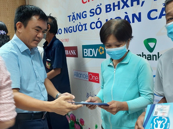Bến Tre: Tặng sổ BHXH và thẻ BHYT cho người có hoàn cảnh khó khăn ảnh 1