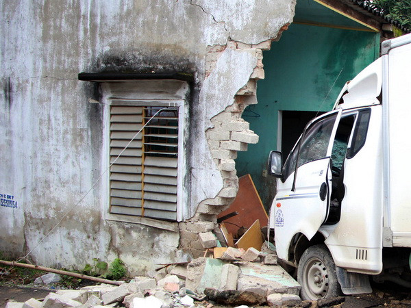 Ngồi trong nhà bị xe rác mất lái đâm gãy chân và xương sống ảnh 1