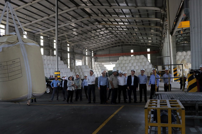 Đoàn công tác Quốc hội kiểm tra công tác an toàn trong sản xuất tại Nhà máy alumin Tân Rai Lâm Đồng. (Ảnh: Chu Quốc Hùng/TTXVN) Đoàn công tác Quốc hội giám sát các dự án bauxite tại Tây Nguyên ảnh 1