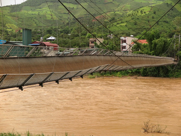 Sơn La: Cầu treo tuột cáp, hàng nghìn người dân đứng ngồi không yên ảnh 1