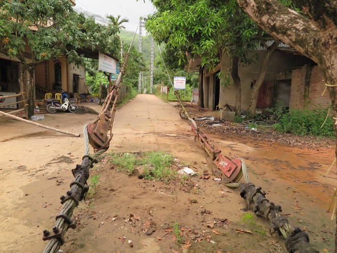 Sơn La: Cầu treo tuột cáp, hàng nghìn người dân đứng ngồi không yên ảnh 2