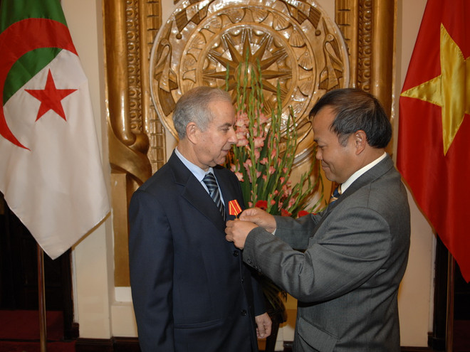 Trao Huân chương Hữu nghị tặng Đại sứ Algeria tại Việt Nam ảnh 1