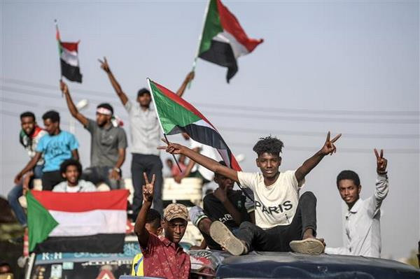 Người biểu tình Sudan phản đối chính quyền do Hội đồng quân sự chuyển tiếp điều hành, tại thành phố Kassala ngày 27/4. (Nguồn: AFP/TTXVN) Sudan: Nhất trí thành lập hội đồng cầm quyền chung quân sự-dân sự ảnh 1
