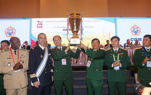 Đại tá Herve Piccirillo, Chủ tịch Hội đồng thể thao quân sự quốc tế tặng Cúp cho đoàn thể thao Quân đội Nhân dân Việt Nam đoạt giải nhất môn bóng đá tại Phiên họp CISM lần thứ 74 năm 2019. (Ảnh: Thanh Vũ/TTXVN) Đại hội đồng Thể thao quân sự quốc tế thúc đẩy tình hữu nghị, đoàn kết ảnh 2