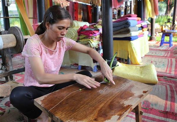 Không gian trưng bày, giới thiệu sản phẩm lụa từ tơ cây sen của nghệ nhân đến từ Hà Nội. (Ảnh: Hồ Cầu/TTXVN) Hấp dẫn và mới lạ Festival Nghề truyền thống Huế năm 2019 ảnh 2