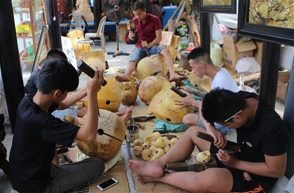 Không gian trưng bày, giới thiệu sản phẩm làng nghề làm mõ của Thừa Thiên-Huế. (Ảnh: Hồ Cầu/TTXVN) Hấp dẫn và mới lạ Festival Nghề truyền thống Huế năm 2019 ảnh 3