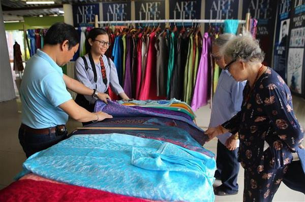 Du khách tham quan, mua sắm các sản phẩm làng nghề. (Ảnh: Hồ Cầu/TTXVN) Hấp dẫn và mới lạ Festival Nghề truyền thống Huế năm 2019 ảnh 1