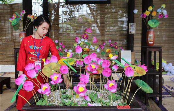 Không gian trưng bày, giới thiệu sản phẩm Hoa sen giấy của Thừa Thiên-Huế. (Ảnh: Hồ Cầu/TTXVN) Nét độc đáo tại Festival Nghề truyền thống Huế năm 2019 ảnh 2